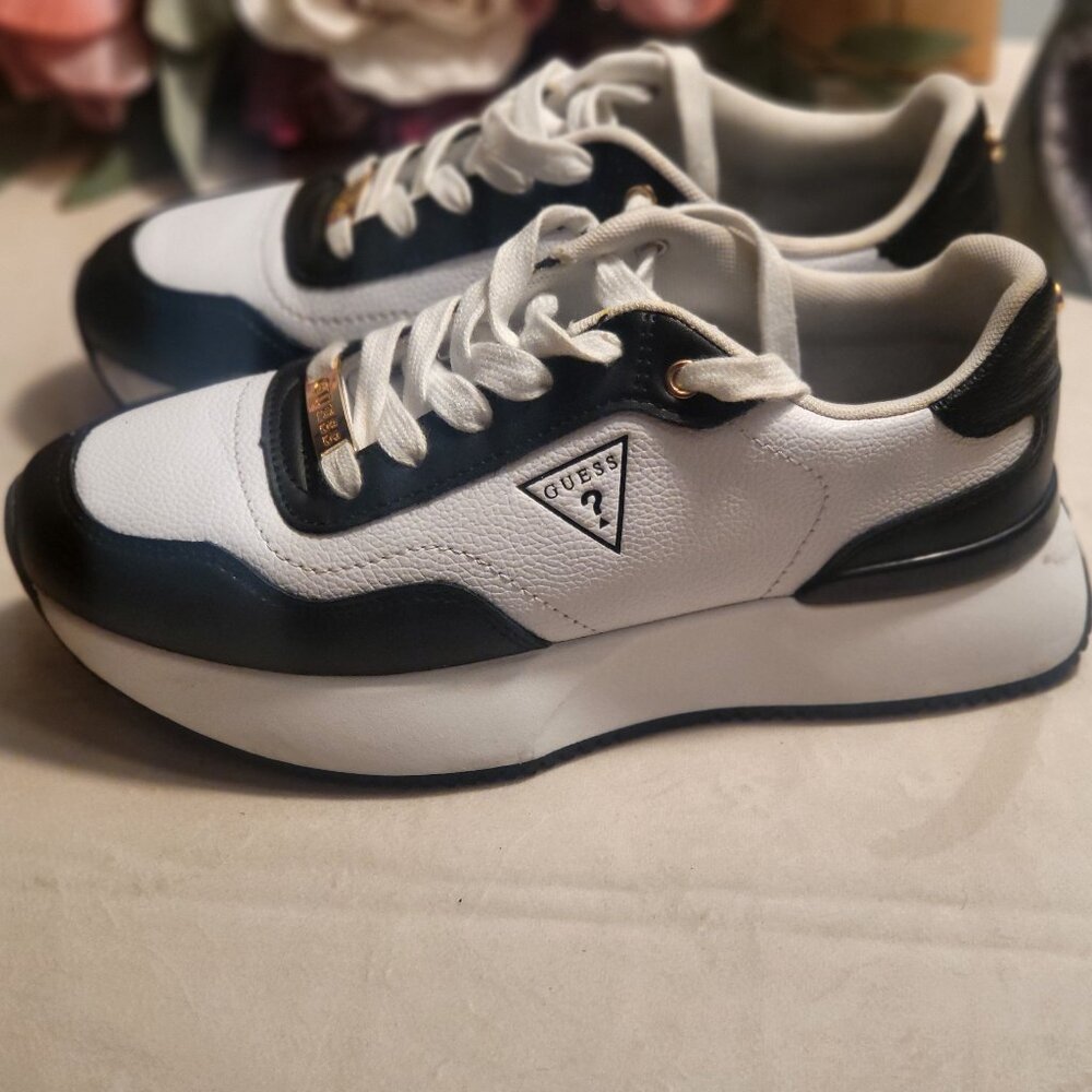 Guess Women's Fashion Low Top Lifestyle Sneakers Black/White 7.5M